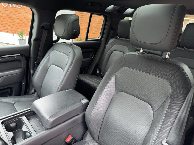 Land Rover Defender D300 R-Dynamic