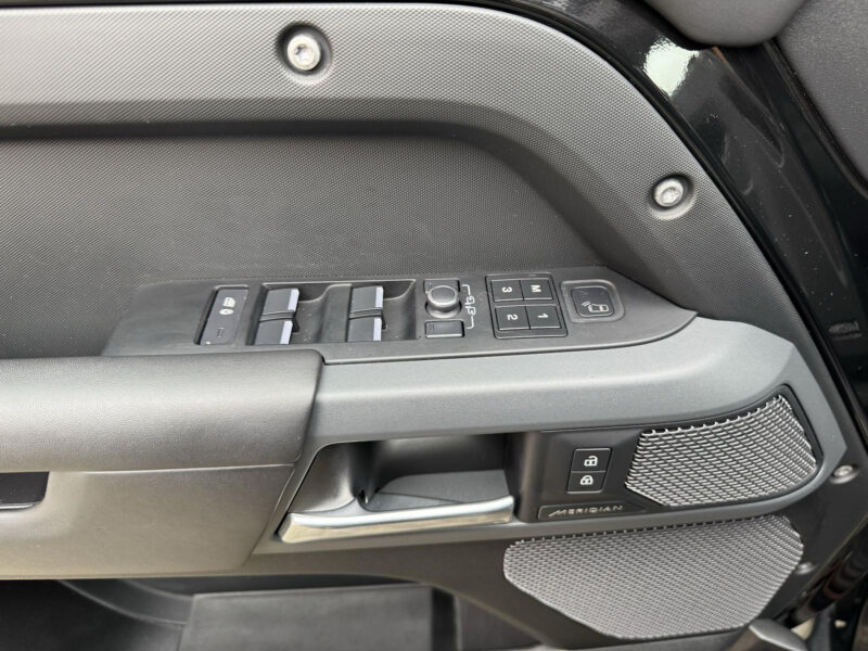 Land Rover Defender D300 R-Dynamic
