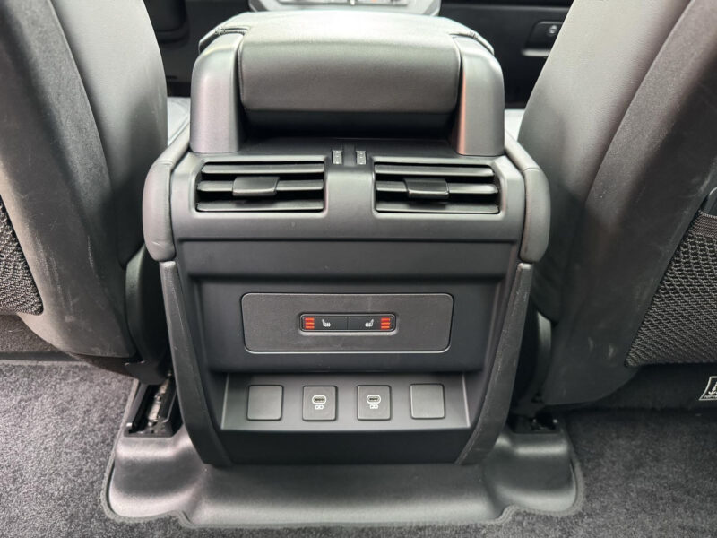 Land Rover Defender D300 R-Dynamic