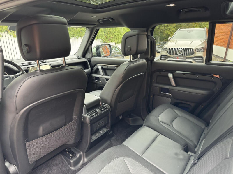 Land Rover Defender D300 R-Dynamic