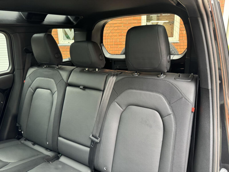 Land Rover Defender D300 R-Dynamic