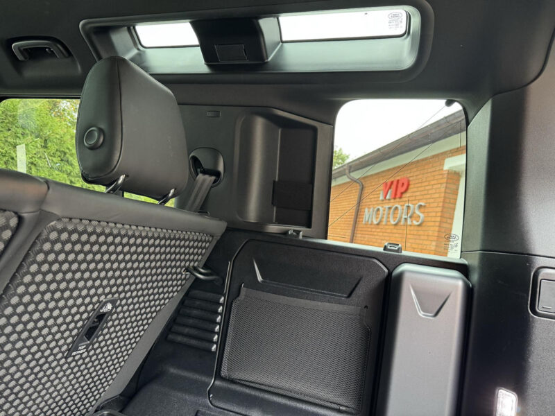 Land Rover Defender D300 R-Dynamic