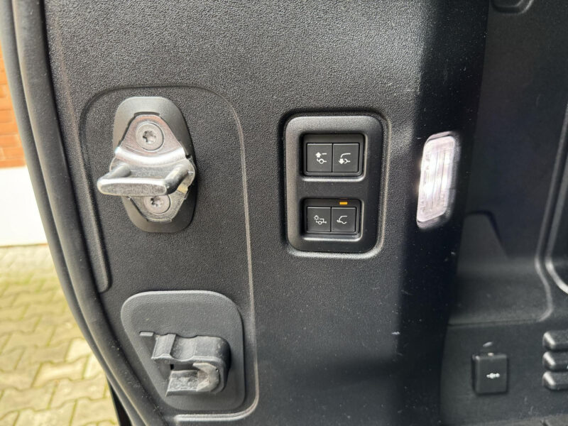 Land Rover Defender D300 R-Dynamic