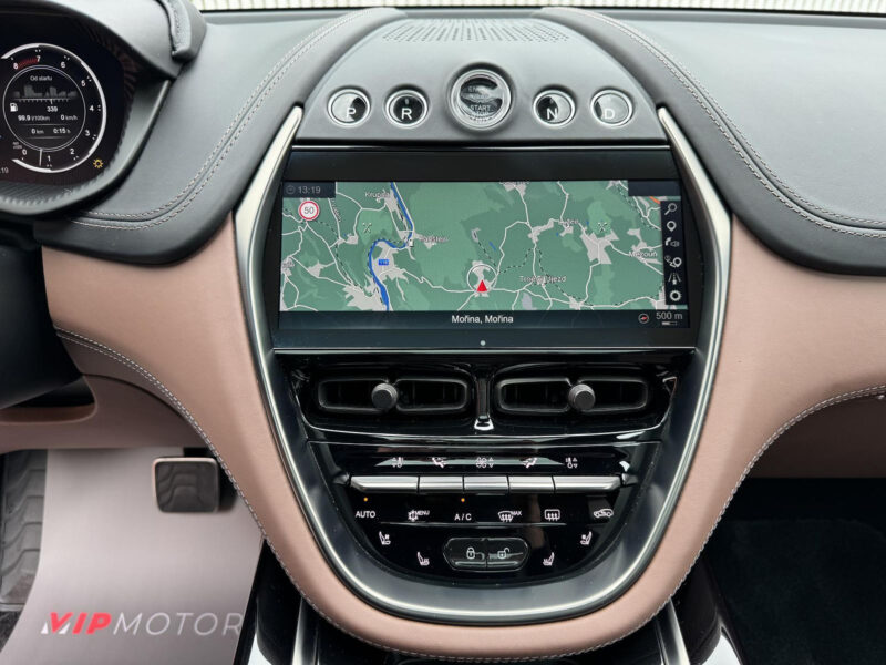 Aston Martin DBX V8
