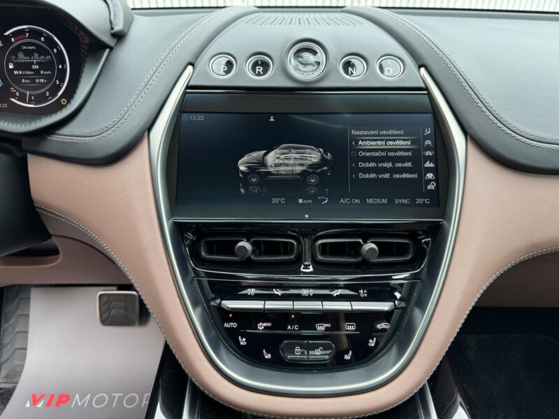 Aston Martin DBX V8