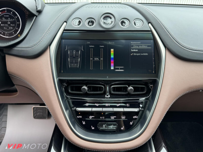 Aston Martin DBX V8