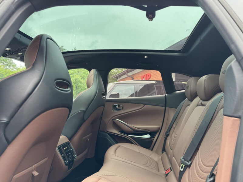 Aston Martin DBX V8