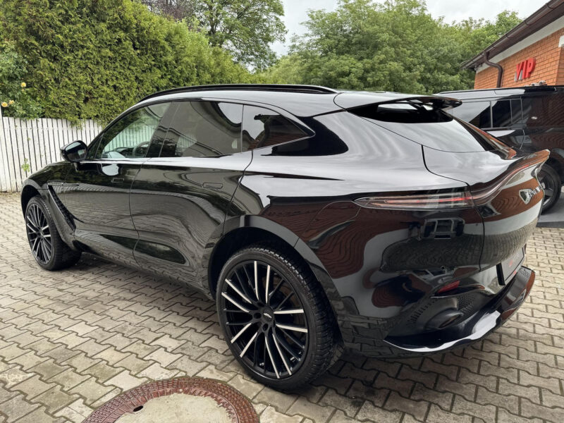 Aston Martin DBX V8