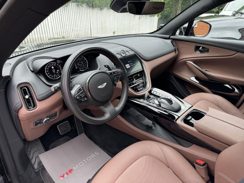 Aston Martin DBX V8