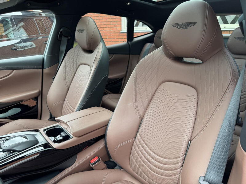 Aston Martin DBX V8