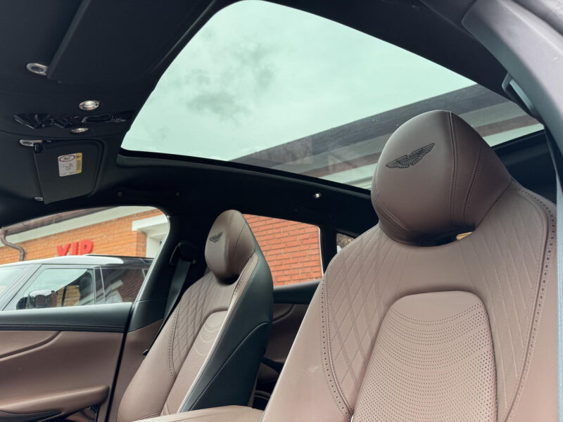 Aston Martin DBX V8