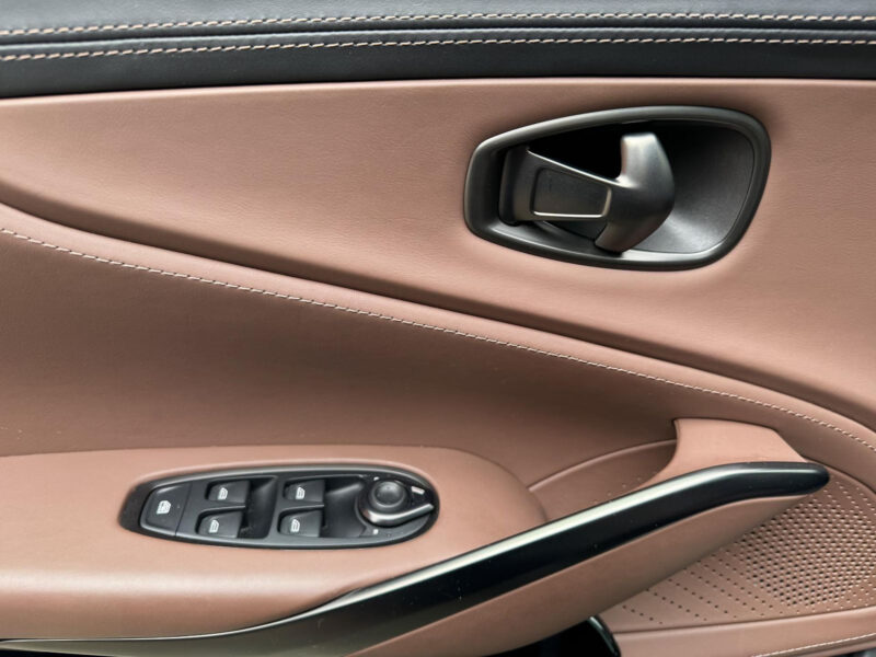 Aston Martin DBX V8