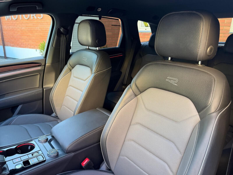 Volkswagen Touareg 3.0 TDI R-Line 210 kW, R22, DCC, Noční vidění