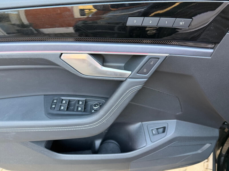 Volkswagen Touareg 3.0 TDI R-Line 210 kW, R22, DCC, Noční vidění