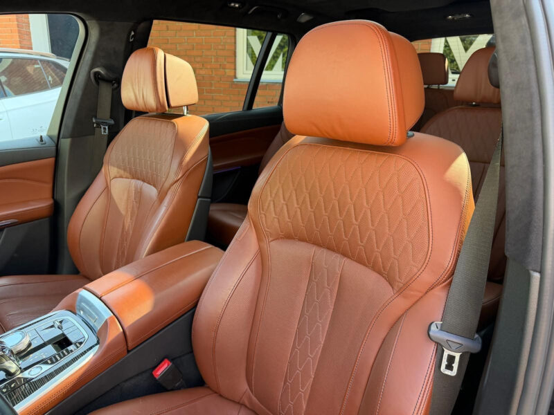 BMW X7 xDrive40d, Individual, M paket, masáže, R21, Bowers & Wilkins