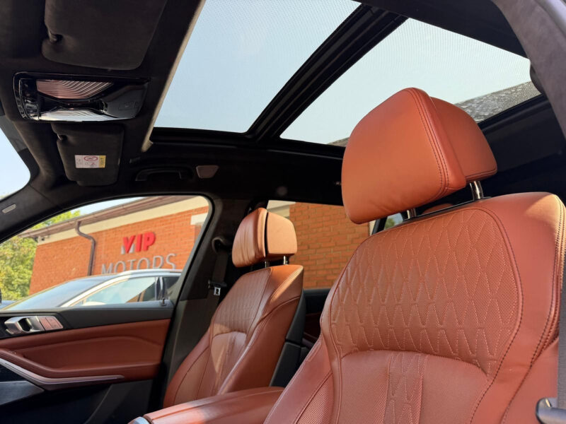 BMW X7 xDrive40d, Individual, M paket, masáže, R21, Bowers & Wilkins