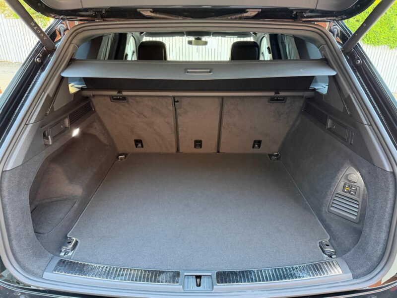 Volkswagen Touareg 3.0 TDI R-Line 210 kW, R22, DCC, Noční vidění