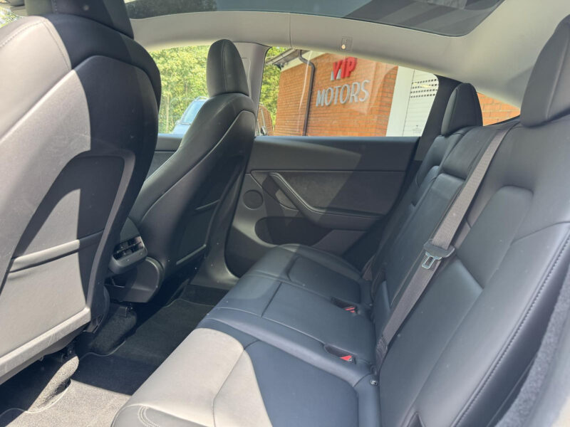 Tesla Model Y Long Range AWD 378 kW, Panorama, Tažné zařízení